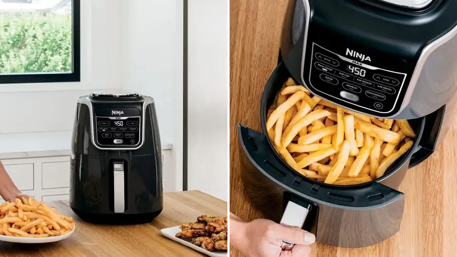 Panier d'air fryer ouvert rempli de frites dorées, tiré par une main devant le bandeau de commande